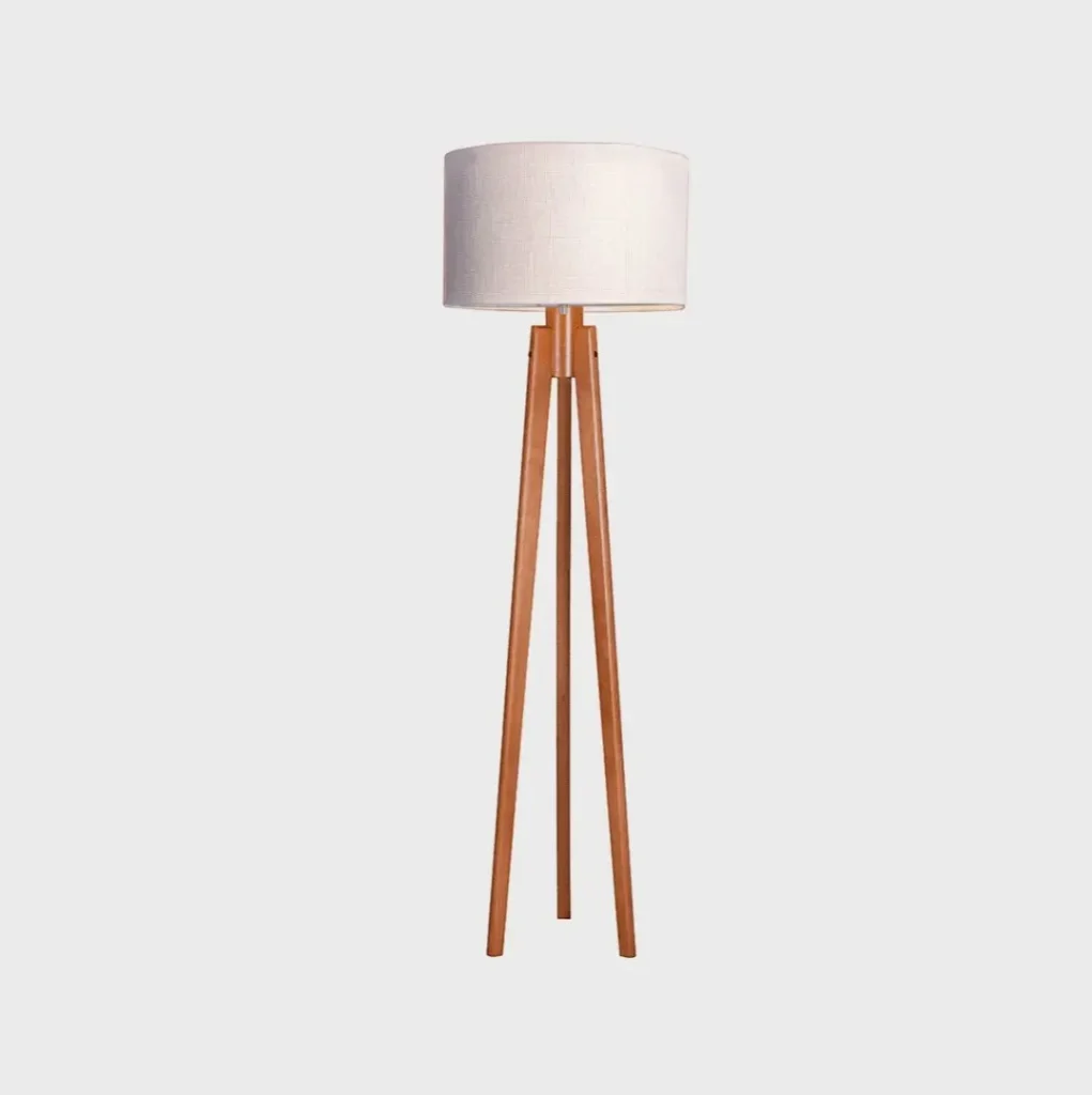 Lámpara de pie trípode de madera con pantalla de tela cilíndrica clara. by Remates Narvaja